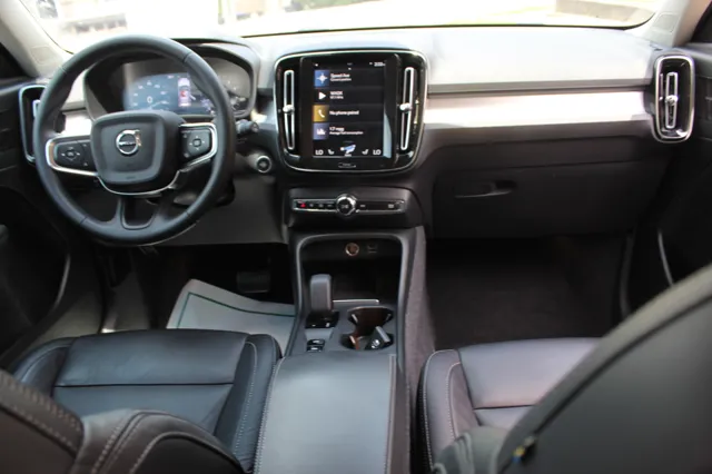 2022 Volvo XC40 T5 Momentum photo 27