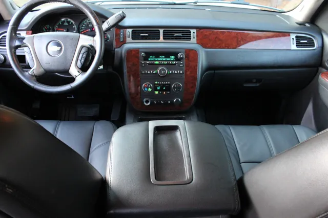 2011 Chevrolet Suburban LT - Photo 30
