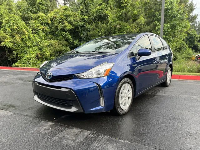 2015 Toyota Prius v Three's photo