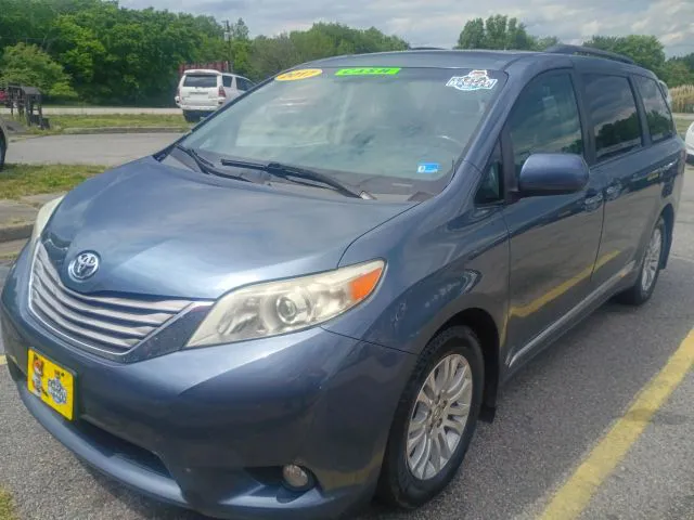 2017 Toyota Sienna XLE V6 7-Passenger Access Seat's photo
