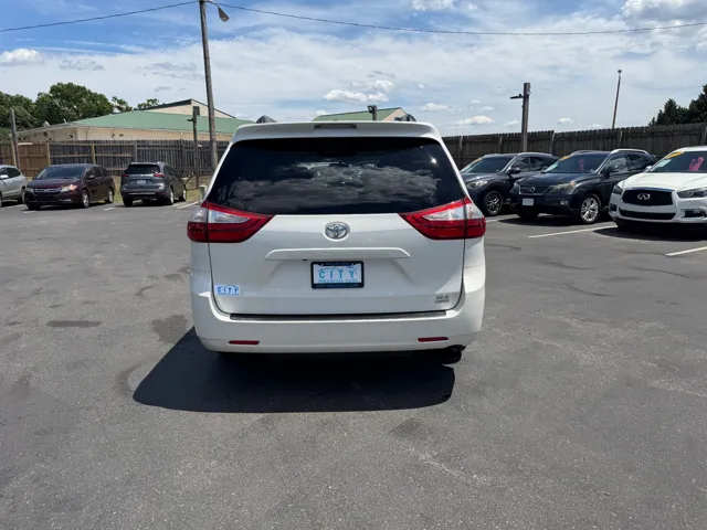 2017 Toyota Sienna XLE - Photo 21