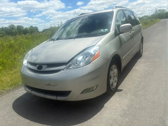 2008 Toyota Sienna XLE's photo