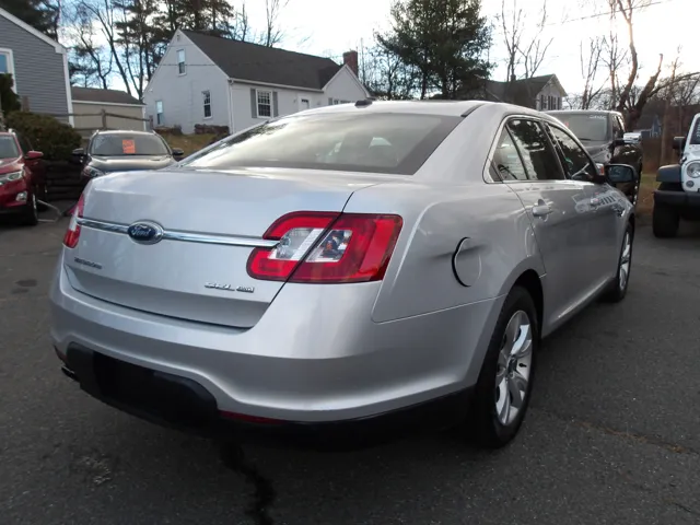2011 Ford Taurus SEL photo 2