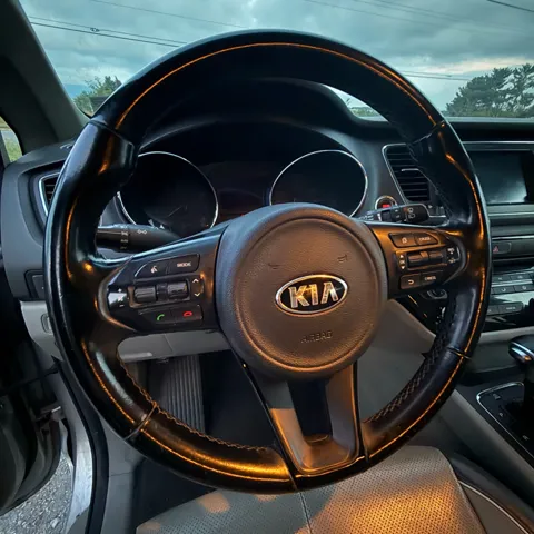 2017 Kia Sedona LX - Photo 12
