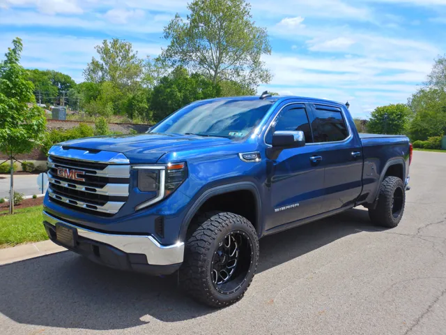 2022 GMC Sierra 4WD Crew Cab Short Box SLE's photo