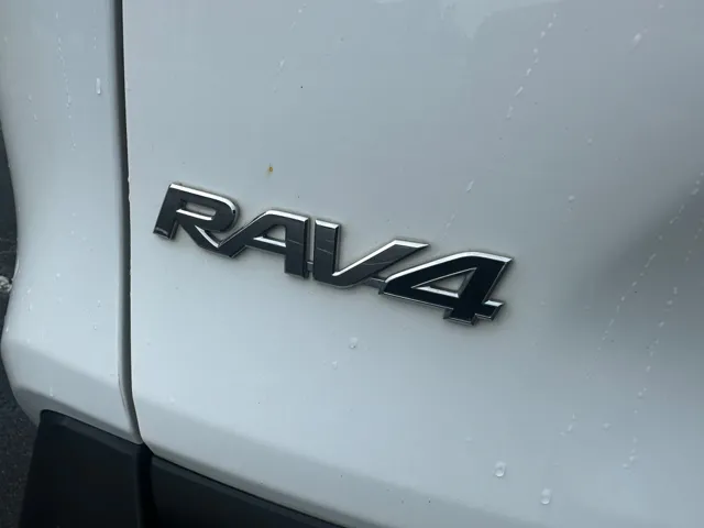 2022 Toyota RAV4 XLE - Photo 7