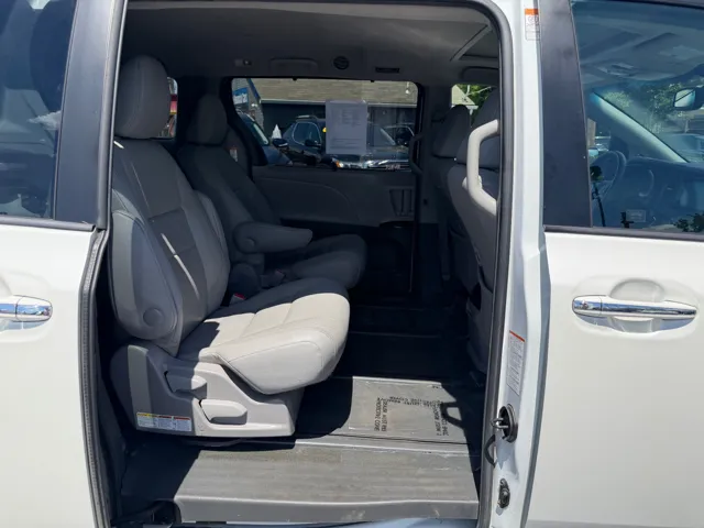 2017 Toyota Sienna XLE - Photo 17