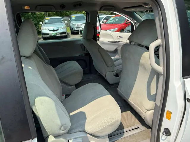 2014 Toyota Sienna L - Photo 26