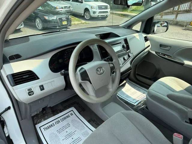 2014 Toyota Sienna L - Photo 20