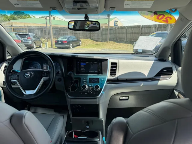 2017 Toyota Sienna XLE - Photo 13