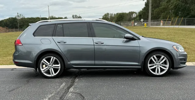 2017 Volkswagen Golf SportWagen 21