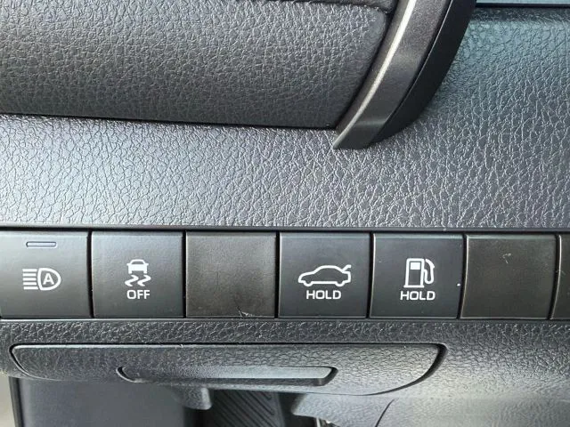 2020 Toyota Camry LE - Photo 19