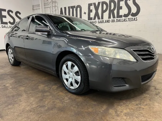 2010 Toyota Camry LE's photo