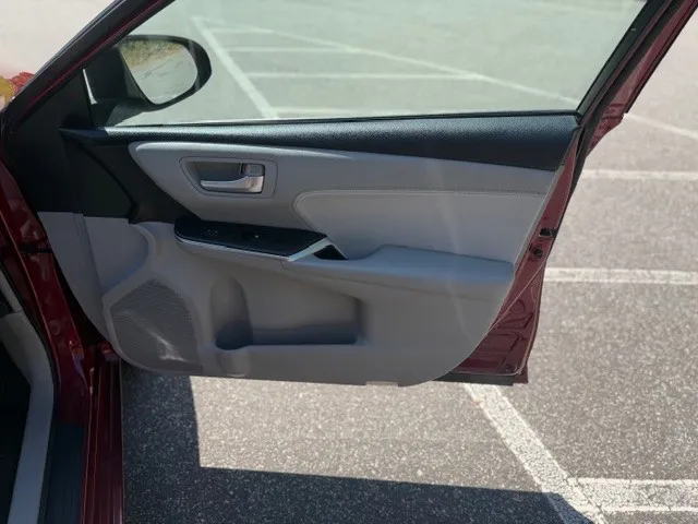 2016 Toyota Camry XLE Hybrid - Photo 26