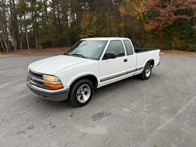 2000 Chevrolet S-10 LS's photo