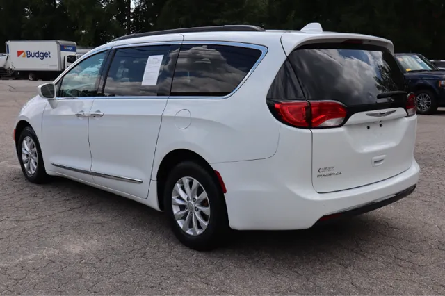 2017 Chrysler Pacifica Touring L photo 2