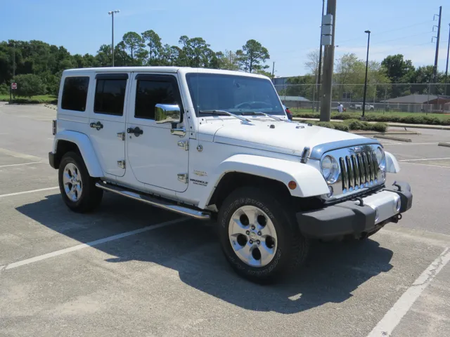 2014 Jeep Wrangler Unlimited Sahara photo 2