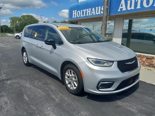 2024 Chrysler Pacifica Touring L's photo