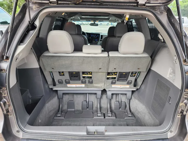 2015 Toyota Sienna XLE photo 13