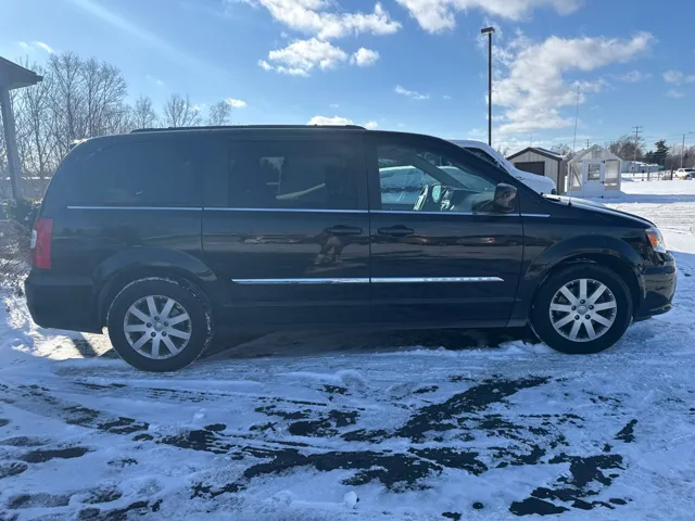 2016 Chrysler Town & Country Touring's photo