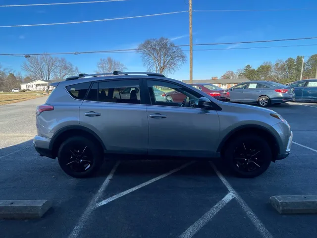 2016 Toyota RAV4 LE photo 4