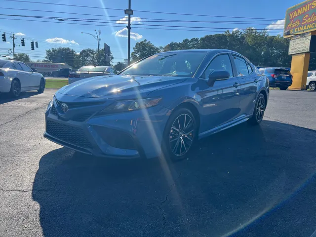 2024 Toyota Camry SE's photo