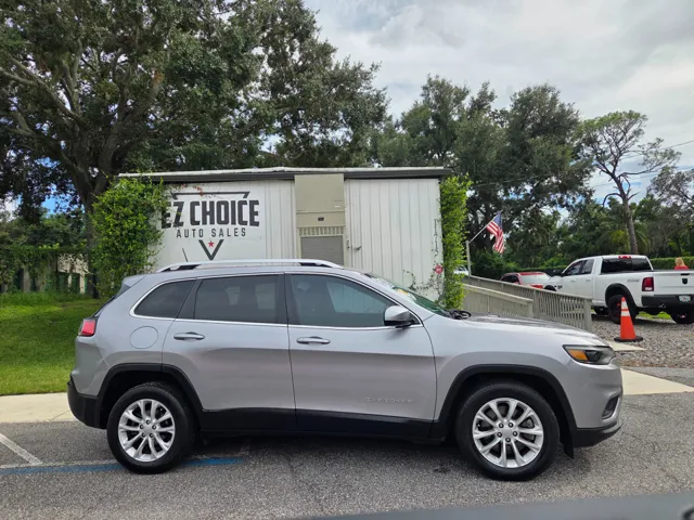 2019 Jeep Cherokee Latitude photo 2
