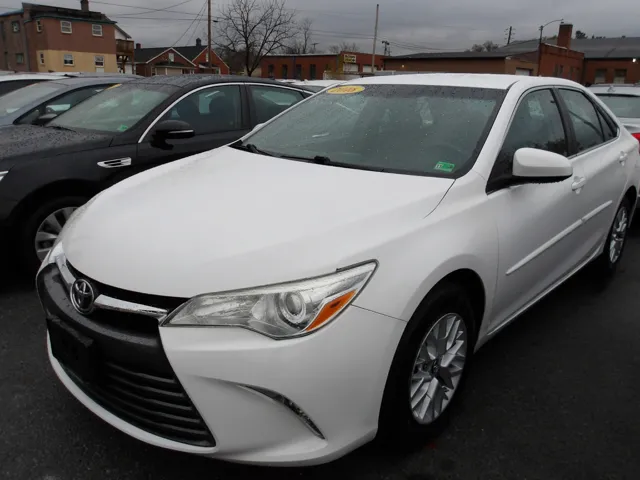 2016 Toyota Camry LE's photo