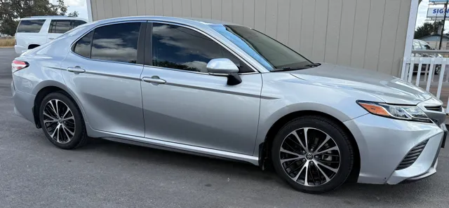 2020 Toyota Camry SE's photo