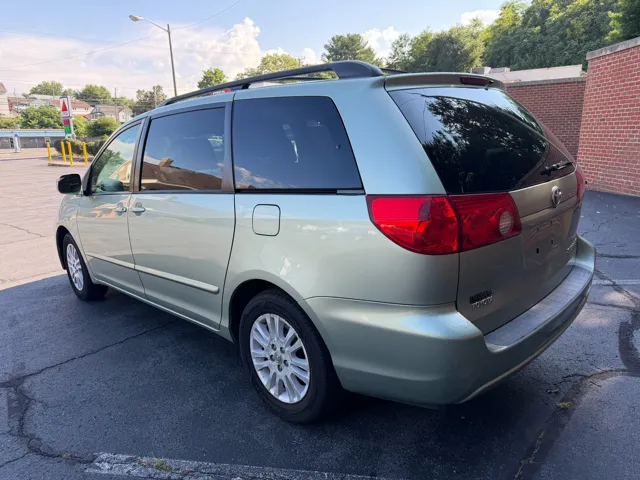 2010 Toyota Sienna XLE - Photo 6