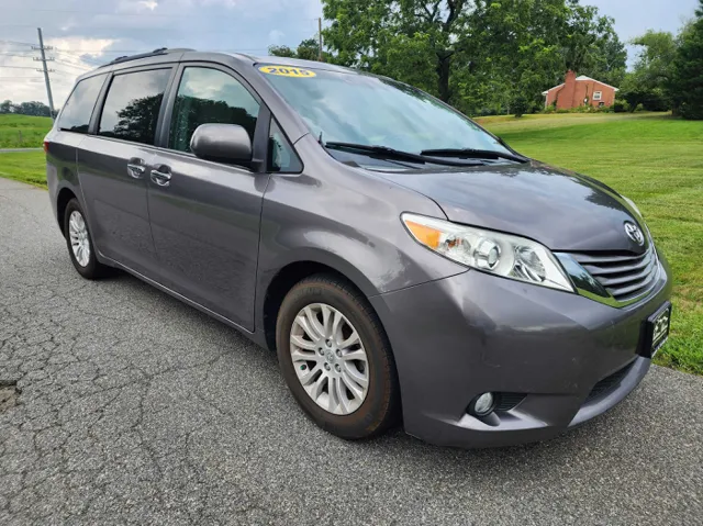 2015 Toyota Sienna XLE photo 4