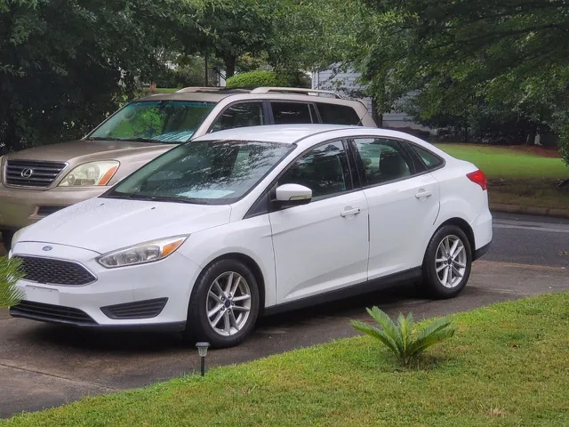 2017 Ford Focus SE's photo