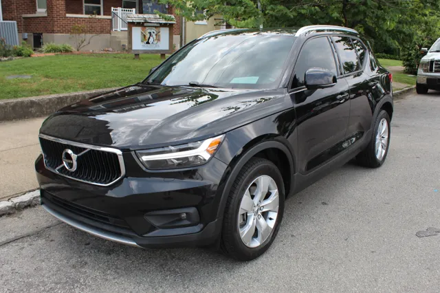 2022 Volvo XC40 T5 Momentum photo 3