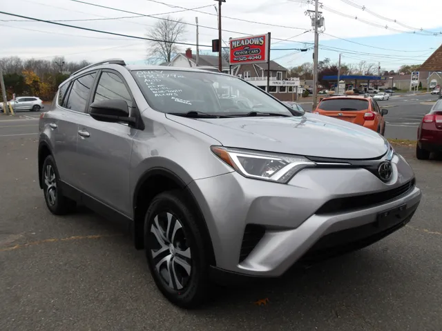 2018 Toyota RAV4 LE photo 4