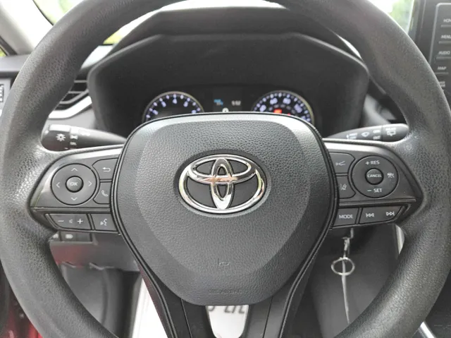 2019 Toyota RAV4 LE photo 11