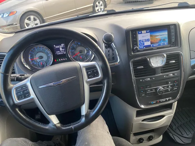 2012 Chrysler Town & Country Touring - Photo 12