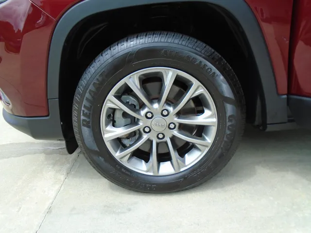 2019 Jeep Cherokee Latitude Plus - Photo 18