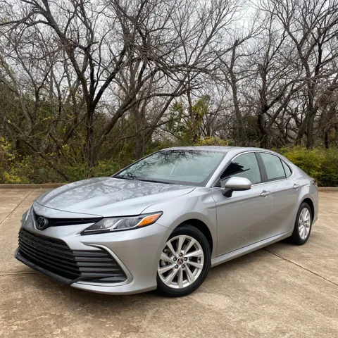 2022 Toyota Camry LE's photo