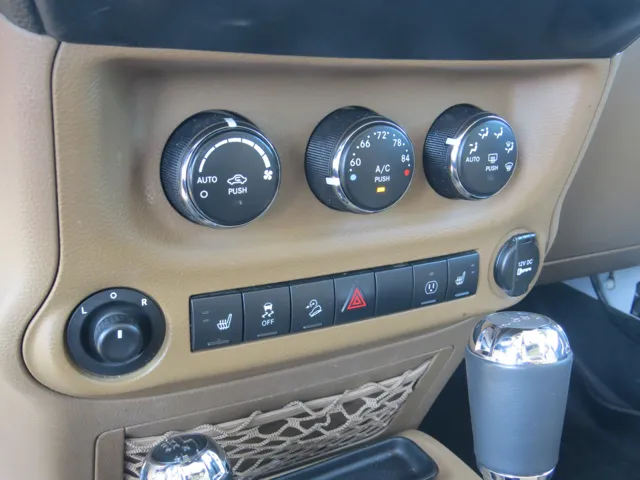 2014 Jeep Wrangler Unlimited Sahara photo 9