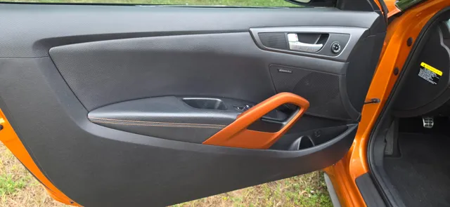 2016 Hyundai Veloster Base - Photo 17
