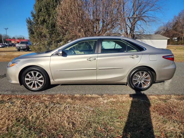 2017 Toyota Camry XLE's photo