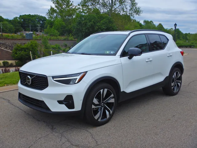 2025 Volvo XC40 B5 Plus Dark AWD's photo