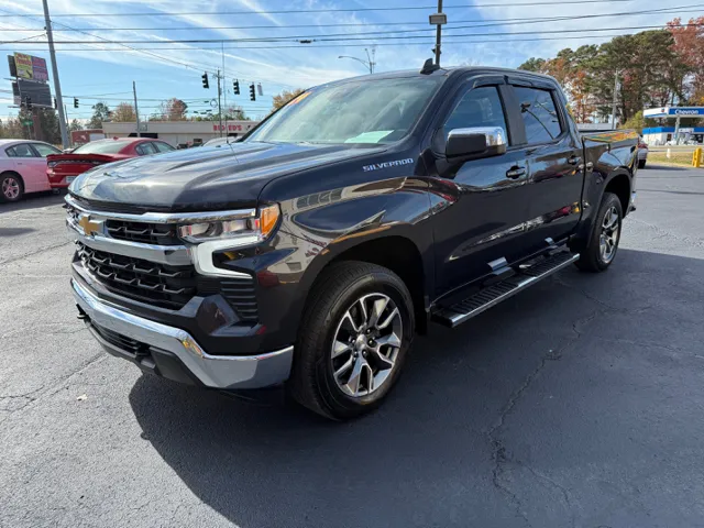 2024 Chevrolet Silverado 1500 LT's photo