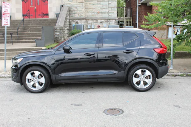2022 Volvo XC40 T5 Momentum photo 4