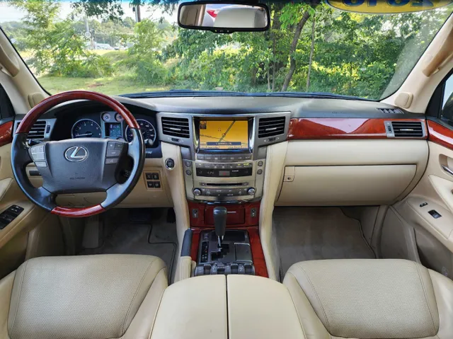 2010 Lexus LX 570 photo 17