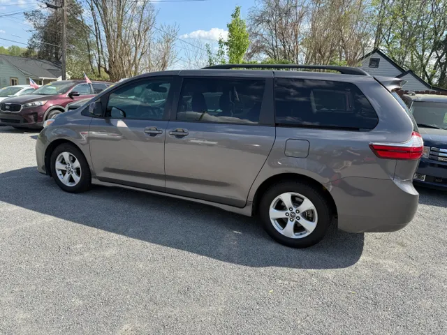 2018 Toyota Sienna LE