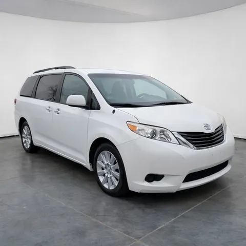 2013 Toyota Sienna LE - Photo 3