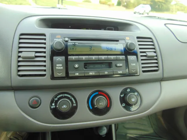 2004 Toyota Camry LE - Photo 8