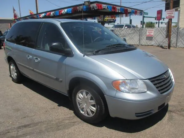 2005 Chrysler Town & Country's photo
