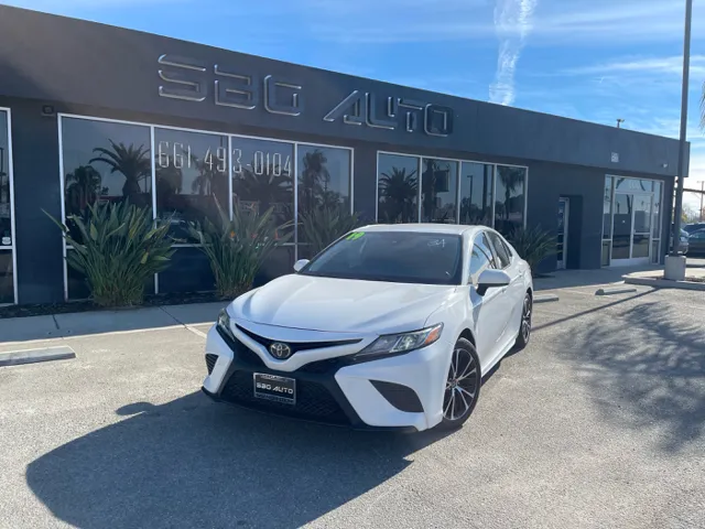 2019 Toyota Camry SE's photo